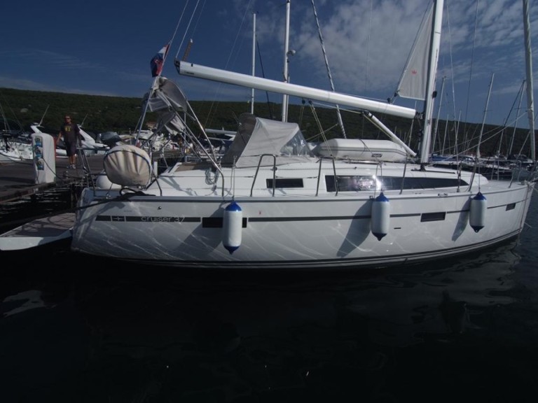 Charter a Bavaria Cruiser 37 in Punat on Samboat