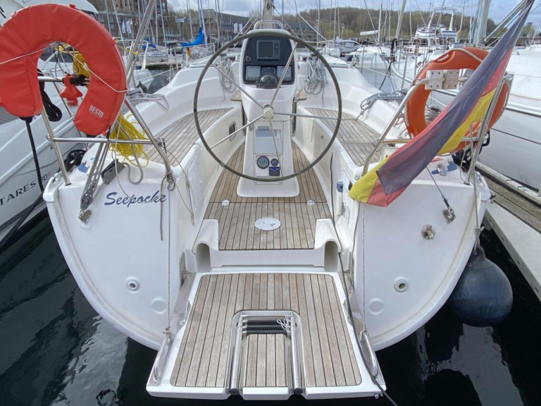 Hire Sailboat Bavaria with a boat licence