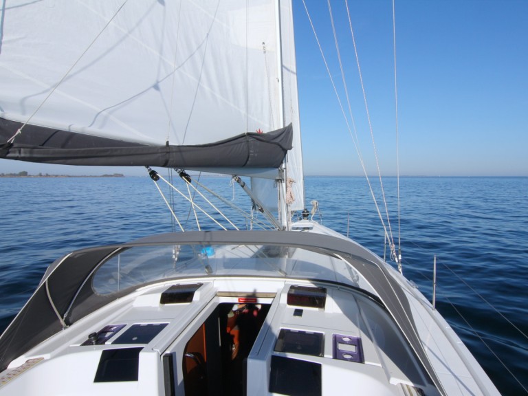 Charter a Hanse Hanse 415 in Heiligenhafen on Samboat