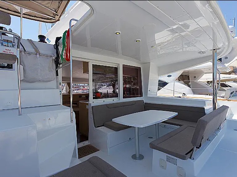 Hire a Lagoon Lagoon 400 S2 Lefkáda