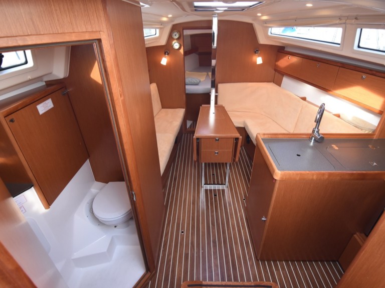 Hire Sailboat Bavaria with a boat licence