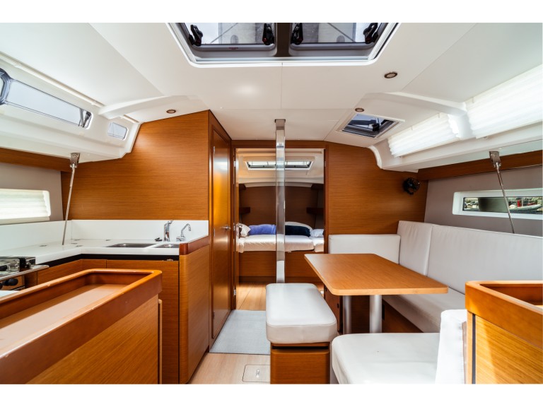 Hire Sailboat Jeanneau with a boat licence