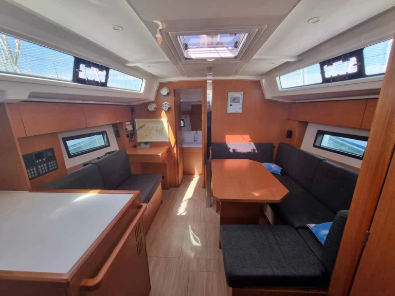 Sailboat hire in Punat - Bavaria Bavaria C38