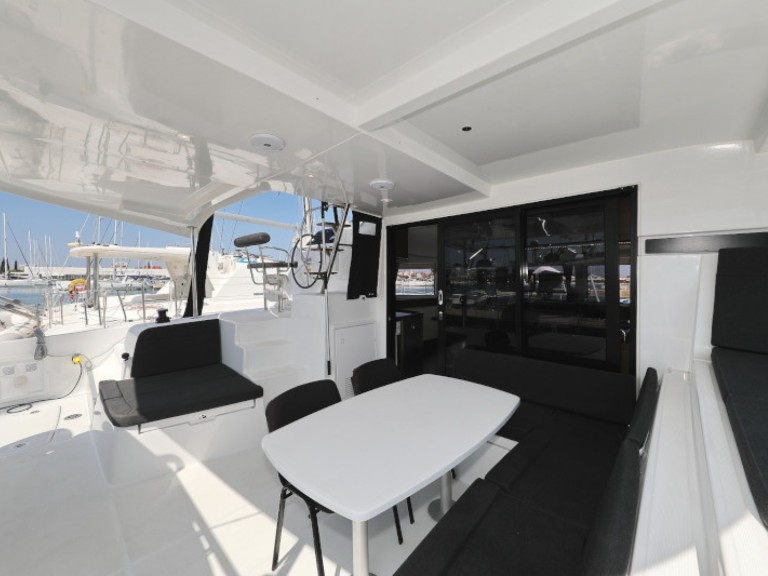 Hire Catamaran Lagoon with a boat licence