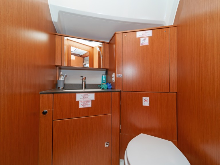 Hire a Bavaria Cruiser 41 Alimos