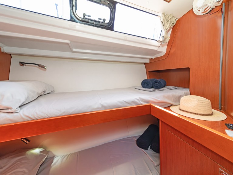 Hire Sailboat with or without skipper Bénéteau Alimos