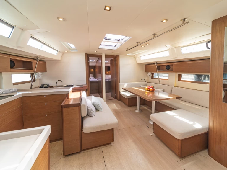 Hire a Bénéteau Oceanis 51.1 Lávrio