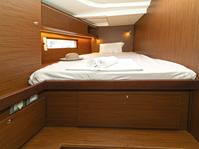 Hire a Bénéteau Oceanis 51.1 Alimos