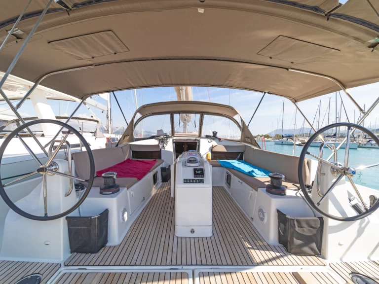 Hire Sailboat Jeanneau with a boat licence