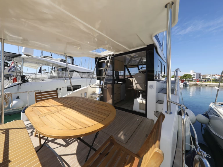 Yacht charter Šibenik - Cobra Yachts Futura 40 Grand Horizon on SamBoat