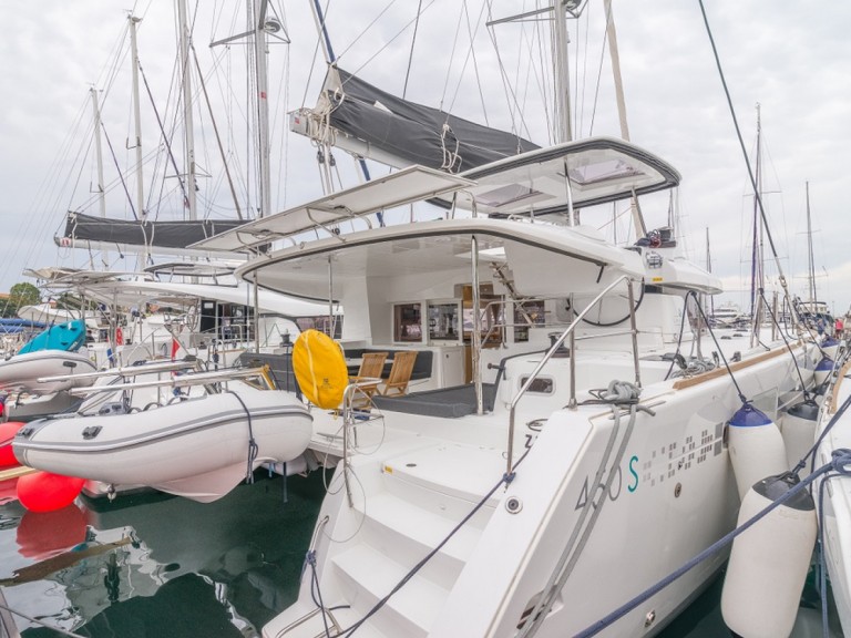 Hire Catamaran Lagoon with a boat licence