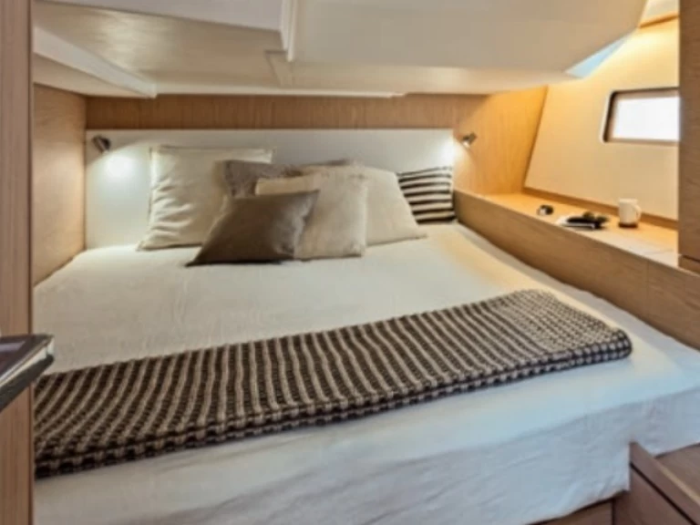 Charter a Bénéteau Oceanis 51.1 in Le Marin on Samboat