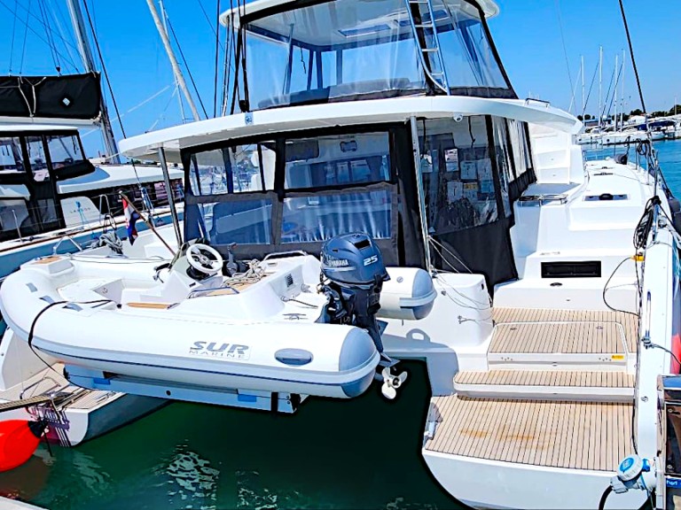 Hire Catamaran Lagoon with a boat licence