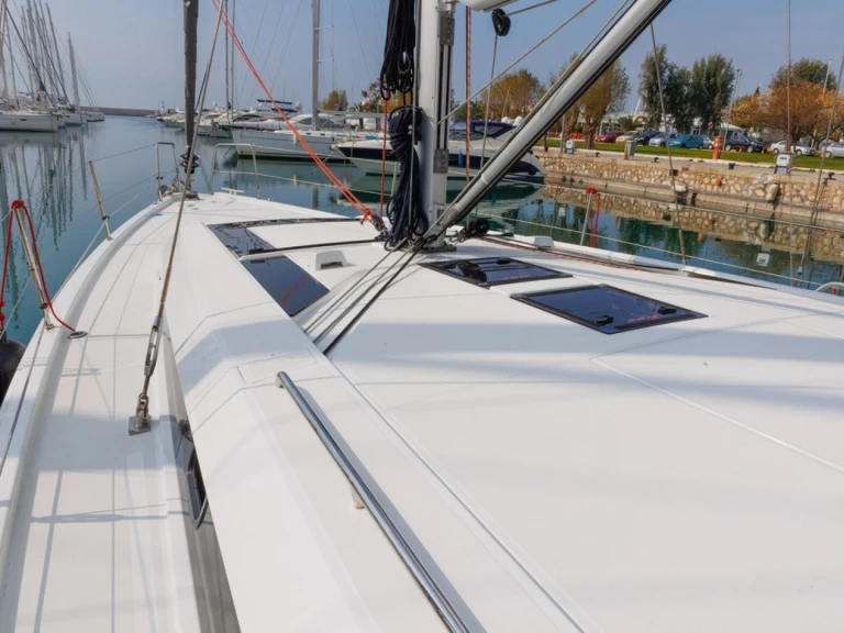 Charter a Bénéteau Oceanis 46.1 in Alimos on Samboat