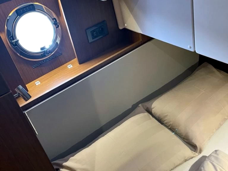 Hire Luxury Yacht Bénéteau with a boat licence