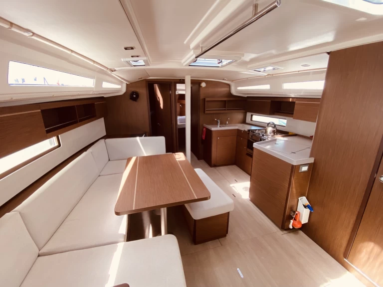 Yacht charter Lefkáda - Bénéteau Oceanis 40.1 on SamBoat