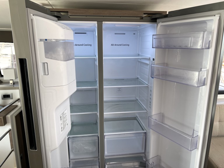 Catamaran to hire Alimos at the best price