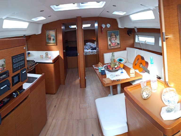 Hire Sailboat Jeanneau with a boat licence