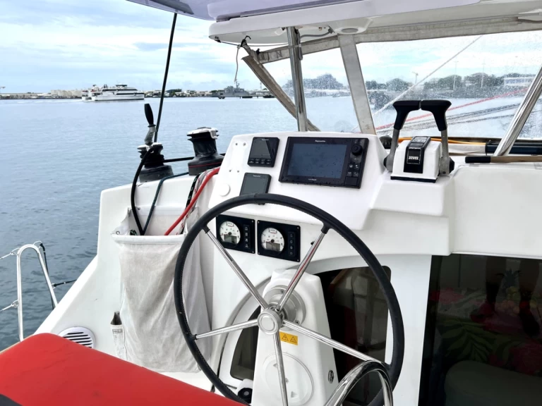 Hire Catamaran Lagoon with a boat licence