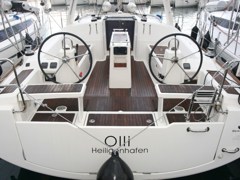 Charter a Bénéteau Oceanis 38 in Pula on Samboat