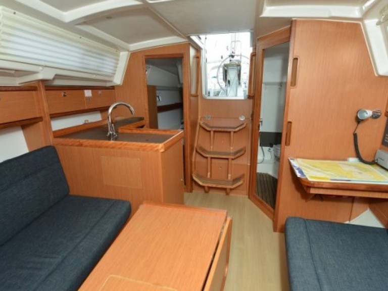 Sailboat hire in Pirovac - Bavaria Cruiser 33