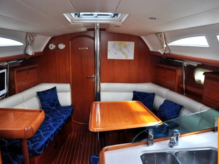 Hire Sailboat Jeanneau with a boat licence