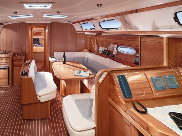 Sailboat to hire Anzio at the best price