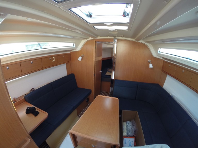 Charter a Bavaria Cruiser 37 in Vrsar on Samboat