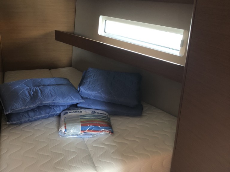 Hire Sailboat Jeanneau with a boat licence