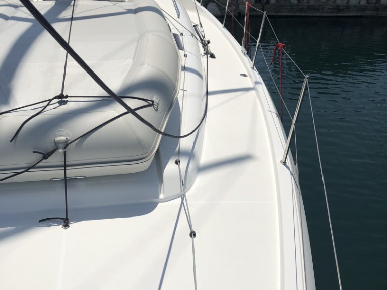 Sailboat to hire Alimos at the best price