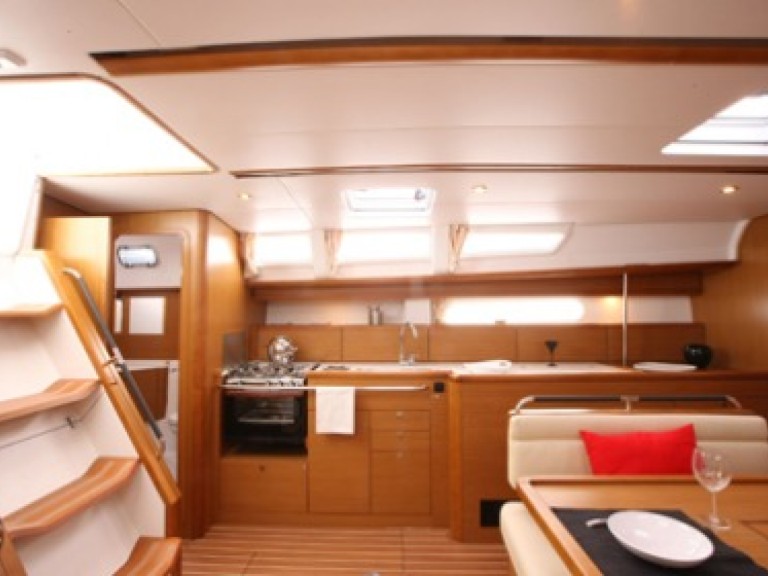 Hire Sailboat Jeanneau with a boat licence