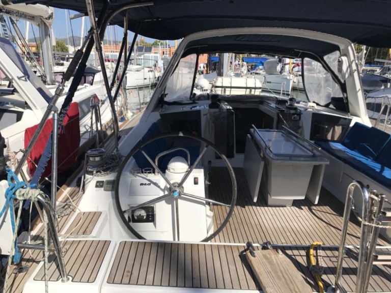Yacht hire Palma de Mallorca cheap Oceanis 45