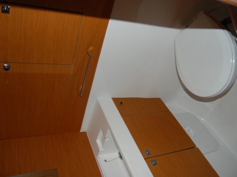 Charter a Jeanneau Sun Odyssey 519 in Palma de Mallorca on Samboat