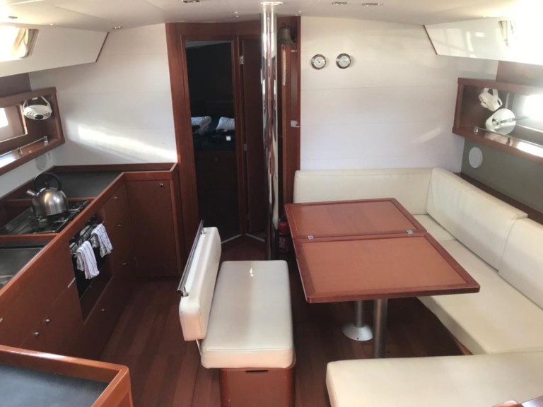 Charter a Bénéteau Oceanis 45 in Palma de Mallorca on Samboat