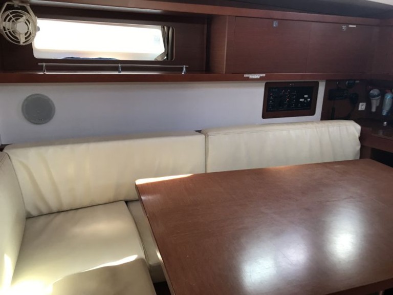 Charter a Bénéteau Oceanis 45 in Palma de Mallorca on Samboat