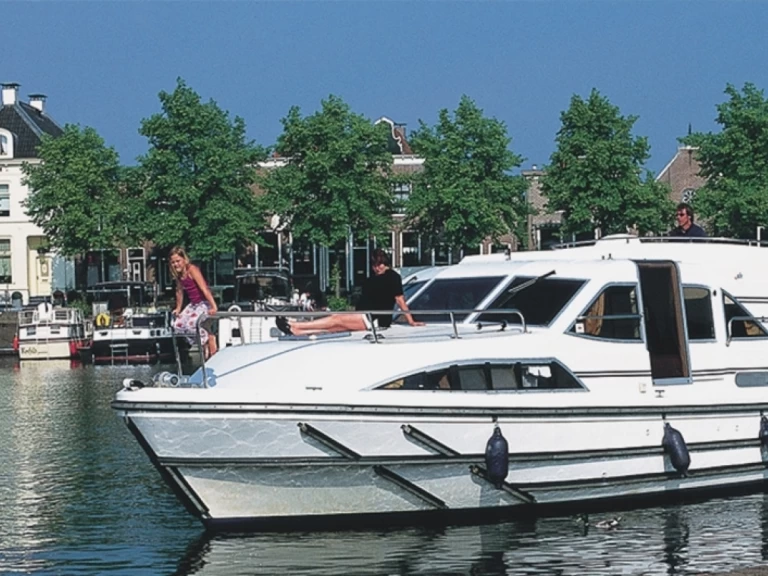 Hire Canal boat Comfort with a boat licence