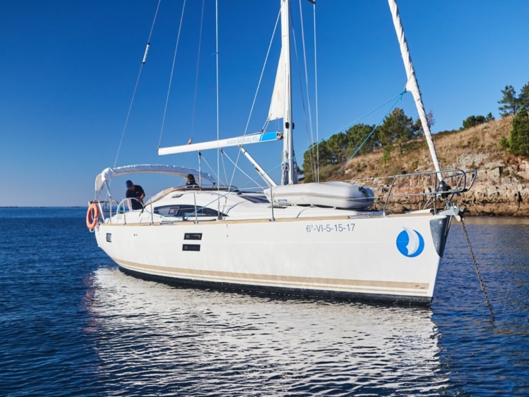 Sailboat to hire Vigo at the best price