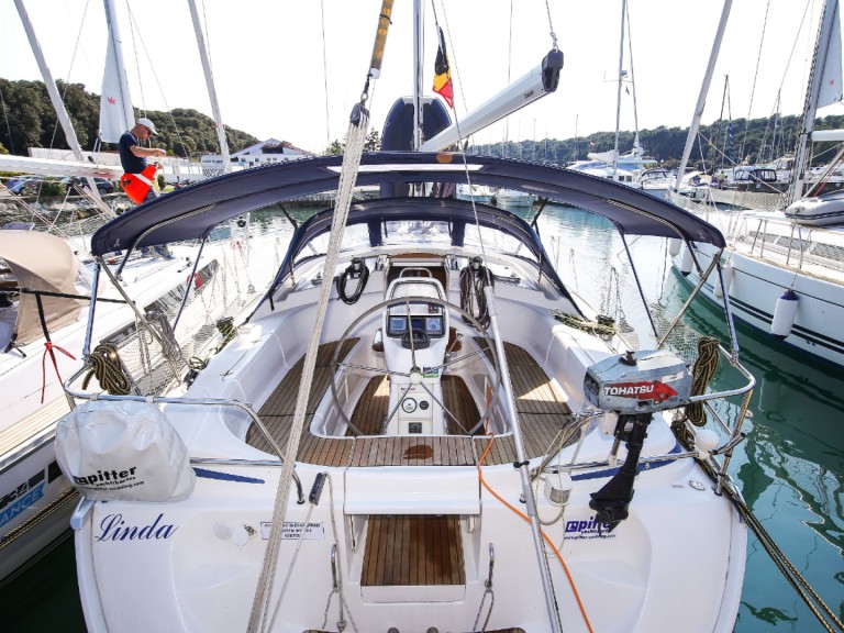Hire a Bavaria Bavaria 39 Cruiser Pula