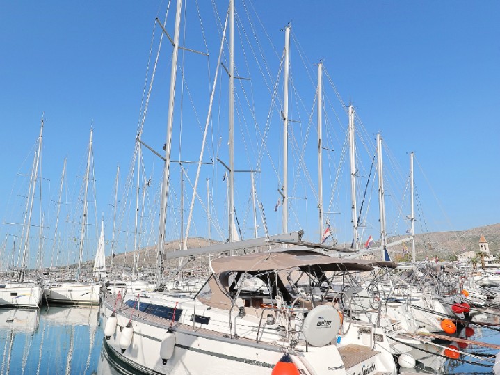 Sailboat hire in Pula - Bavaria Cruiser 37
