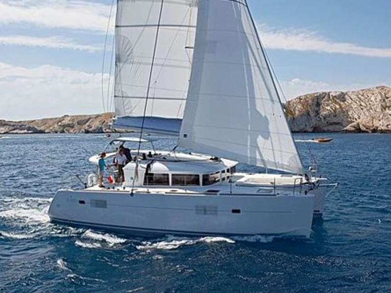 Charter a Lagoon Lagoon 400 in Alimos on Samboat