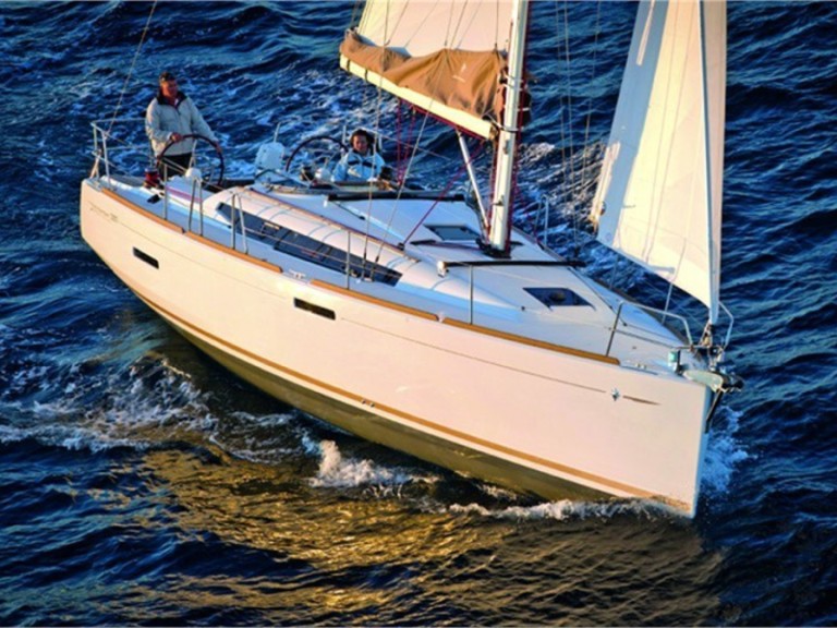 Hire Sailboat Jeanneau with a boat licence