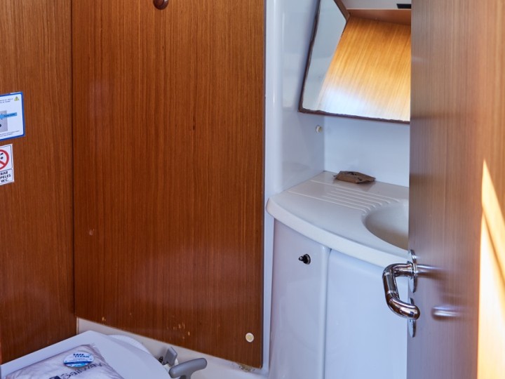 Charter a Jeanneau Sun Odyssey 39i in Vigo on Samboat