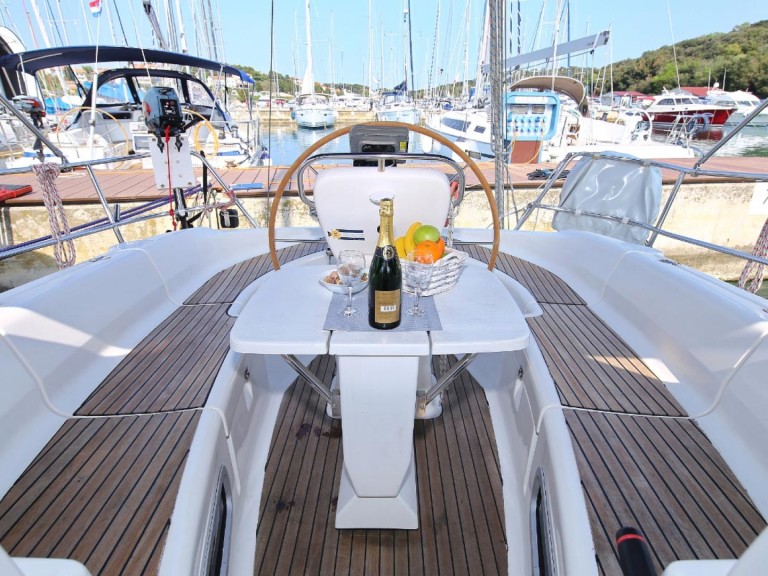 Sailboat to hire Pula at the best price