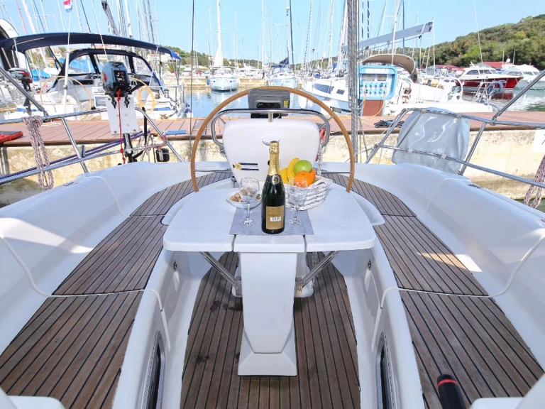 Sailboat to hire Pula at the best price