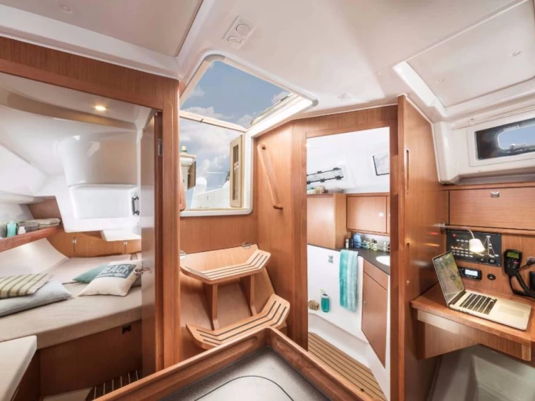 Hire Sailboat Bavaria with a boat licence