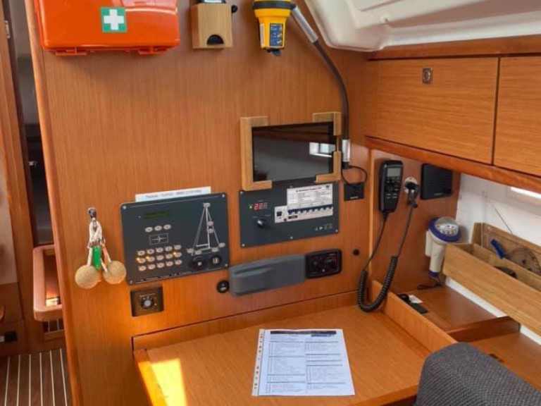 Hire Sailboat Bavaria with a boat licence