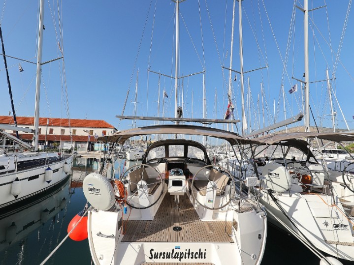 Sailboat hire in Pula - Bavaria Cruiser 37