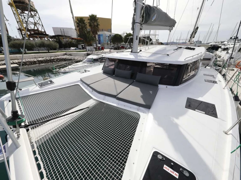Hire Catamaran Fountaine Pajot with a boat licence