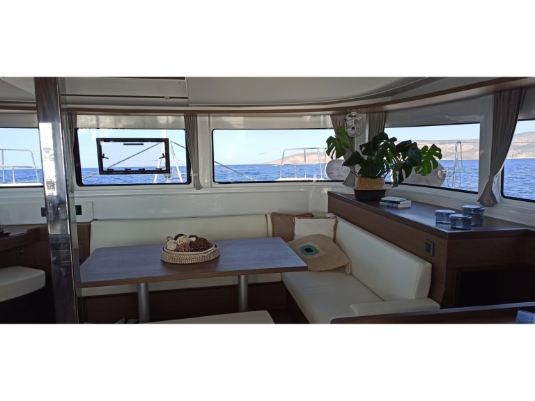 Hire Catamaran Lagoon with a boat licence