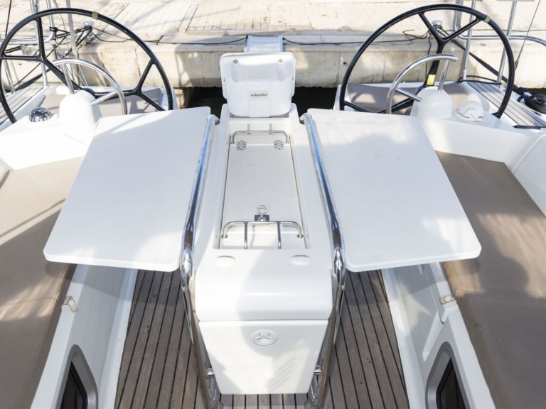 Hire Sailboat Jeanneau with a boat licence